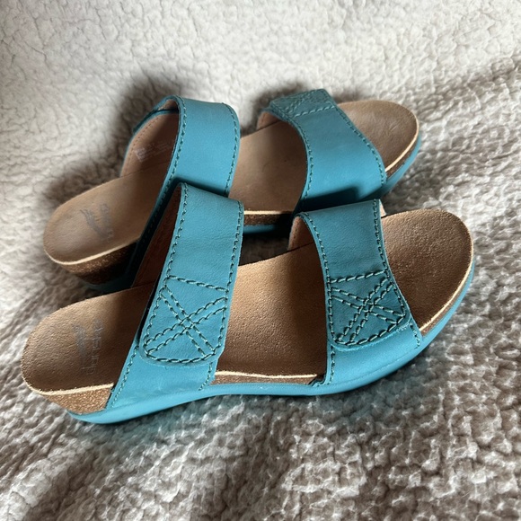 Dansko Blue and Tan Sandals Sleek Leather Design - Picture 4 of 6